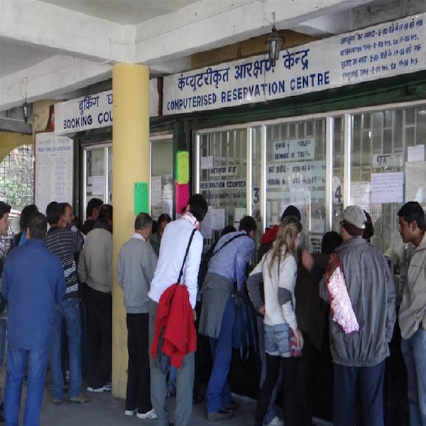 सर्व तपशील बरोबर झाल्यानंतर पेमेंट प्रक्रिया पूर्ण करा. तुमच्या बँकेच्या सुरक्षित पेमेंट गेटवेद्वारे पेमेंट करा आणि तुमचं तिकीट कन्फर्मेशन मिळवा. जास्त ट्रॅफिकमुळे ऑनलाइन सिस्टममध्ये समस्या येऊ शकतात किंवा ऑनलाइन बुकिंग करायचं नसेल तर तुम्ही तुमच्या जवळच्या रेल्वे स्टेशनवरील पॅसेंजर रिझर्व्हेशन सिस्टम (PRS) काउंटरवर देखील तिकिटं बुक करू शकता. यामुळे कन्फर्म तिकीट मिळेलच असं नाही पण शक्यता खूप वाढतात.