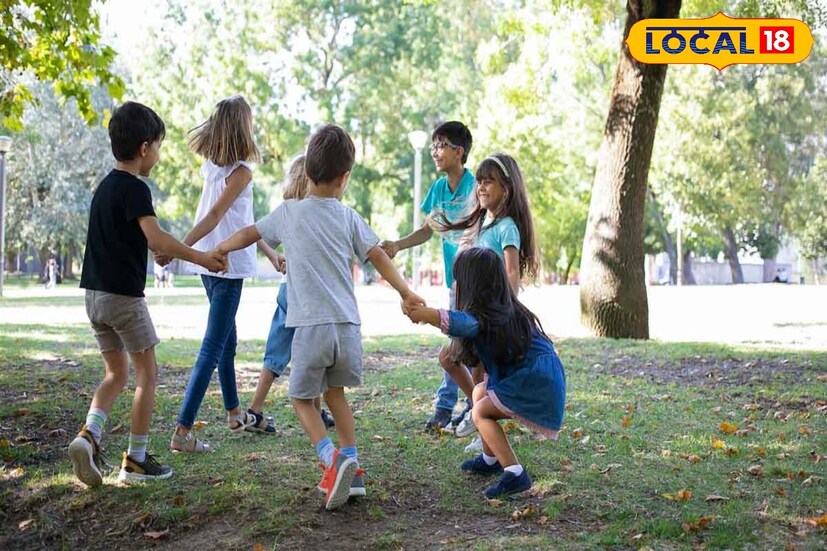 मोबाईल फोनऐवजी मुलांना क्रिकेट, फुटबॉल किंवा सायकलिंगसारखे मैदानी खेळ खेळण्यास प्रोत्साहित करा. यामुळे त्यांचे लक्ष विचलित होईल आणि त्यांची शारीरिक तंदुरुस्ती सुधारेल.