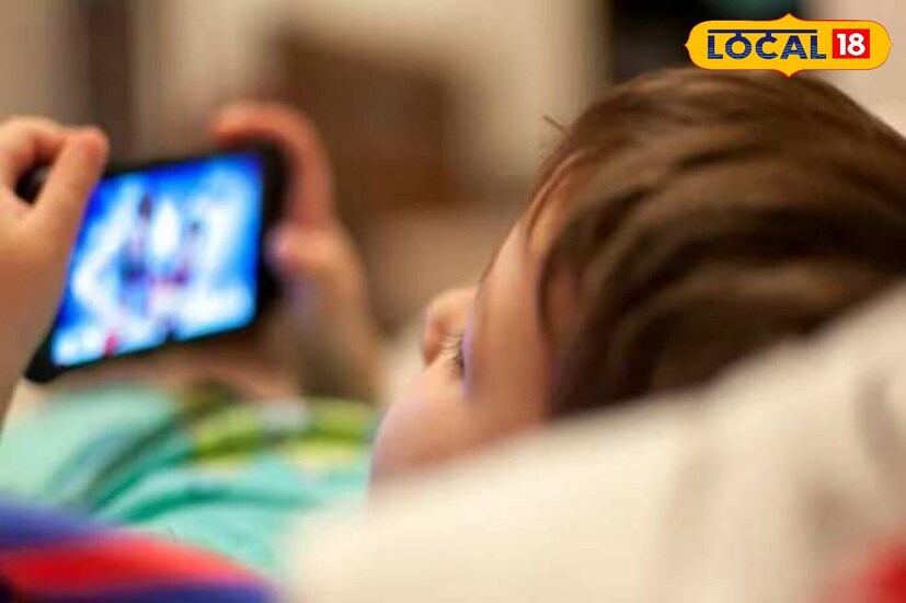 तुमच्या मुलाला गृहपाठ किंवा इतर कामे चांगल्या प्रकारे केली तरच त्यांचा मोबाईल फोन वापरण्याची परवानगी द्या. तसेच त्यांना मर्यादित काळासाठी त्यांचा मोबाईल फोन वापरण्याची परवानगी द्या. अशा प्रकारे मोबाईल फोन व्यसन नाही तर बक्षीस बनेल.