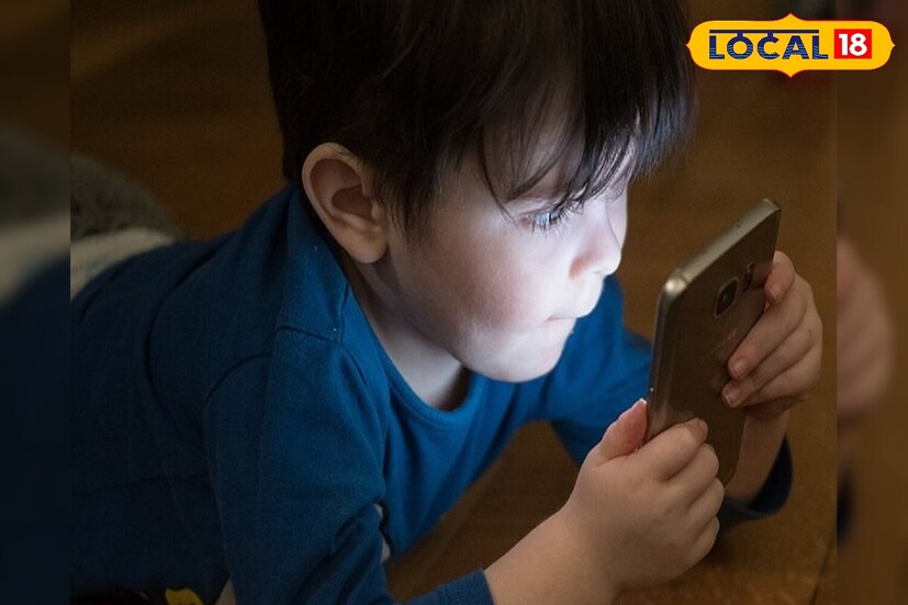 स्क्रीन टाइमचे तोटे समजावून सांगा. मुलांना सोप्या भाषेत समजावून सांगा की, जास्त मोबाईल फोन वापरल्याने त्यांचे डोळे कमकुवत होतात, झोपेत व्यत्यय येतो आणि त्यांच्या मेंदूवर परिणाम होतो. जेव्हा त्यांना कारणे समजतील तेव्हा ते त्यांचा मोबाईल फोन कमी वापरतील.