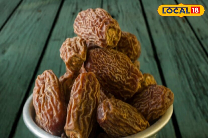 दूध आणि खारीक खाल्ल्याने हाडे मजबूत होतात. कारण त्यात कॅल्शियम, फॉस्फरस आणि व्हिटॅमिन डी सारखे पोषक घटक असतात, जे हाडांच्या आरोग्यासाठी आवश्यक असतात. हे मिश्रण हाडांचे आरोग्य सुधारते आणि वयानुसार कमकुवत होणारी हाडे मजबूत करते.