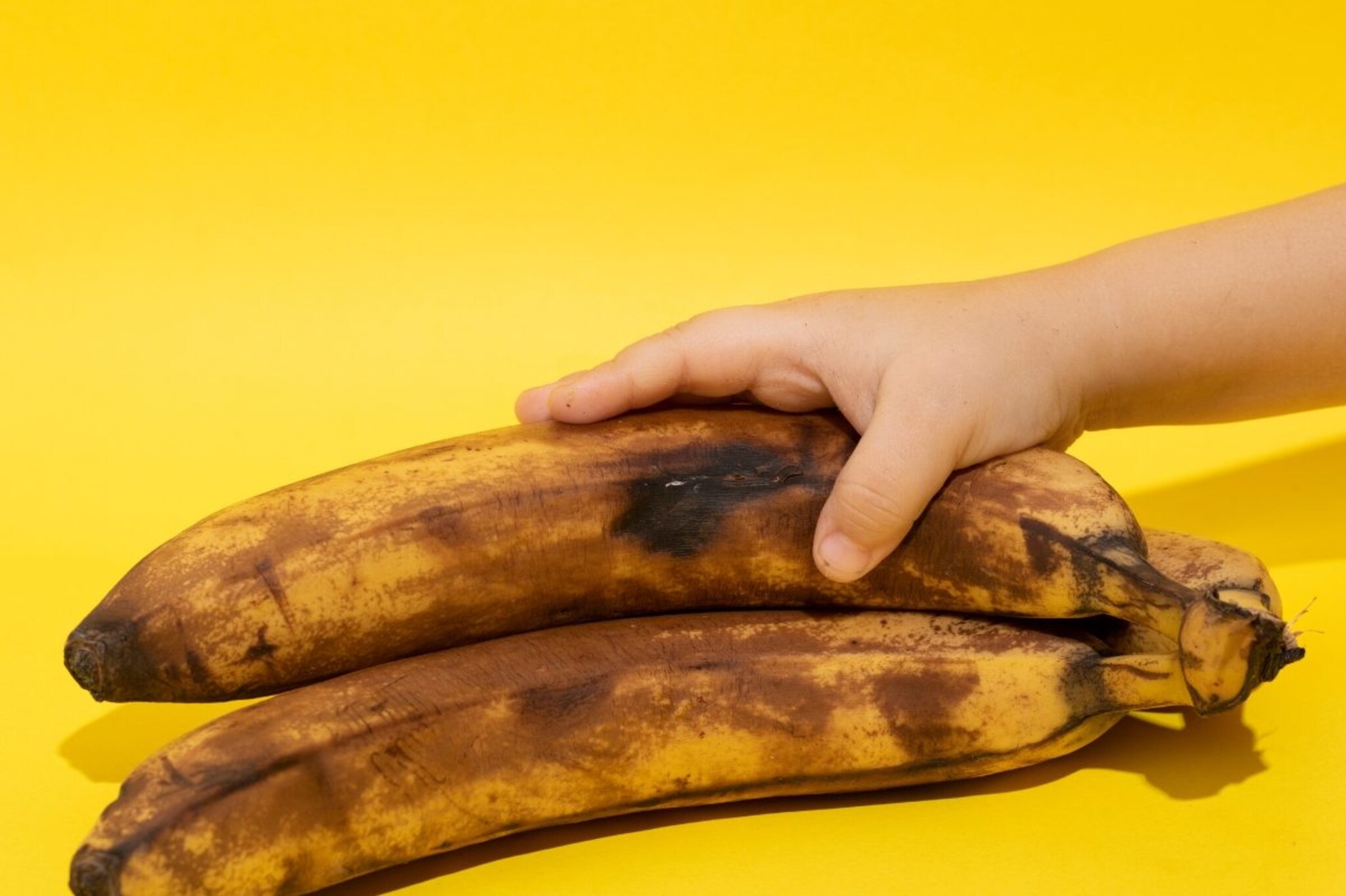 केळी लगेच काळी पडतात? 'या' ट्रिक्स वापरा; 15 दिवसांपर्यंत राहतील ताजी आणि पिवळी!