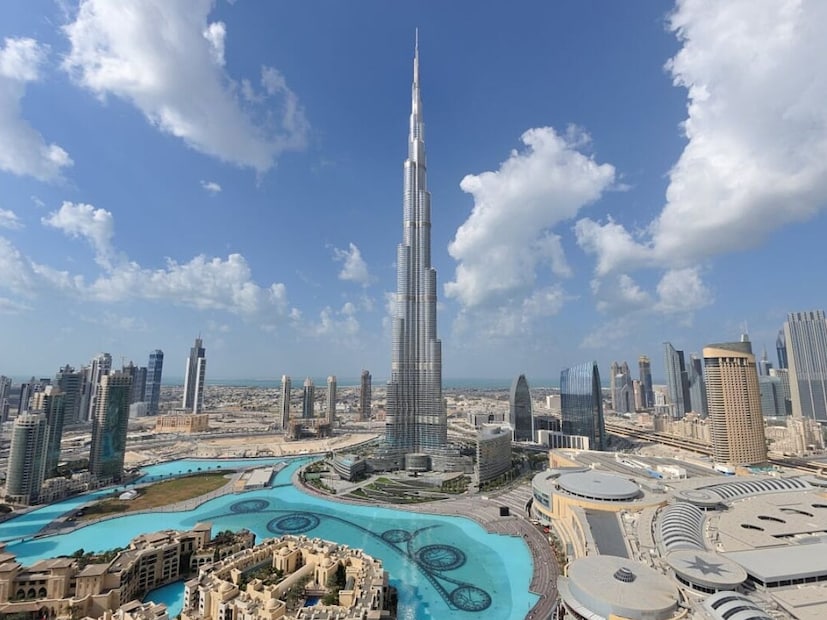  बुर्ज खलिफा (Burj Khalifa) : 828 मीटर उंचीची बुर्ज खलिफा ही जगातील सर्वात उंच इमारत आहे. तिचा खास 'Y' आकार आणि मजबूत काॅंक्रीटचा गाभा तिला वाळवंटातील वाऱ्यांपासून वाचवतो. यात घरे आणि कार्यालये आहेत आणि ती दुबईची आधुनिक ओळख बनली आहे.