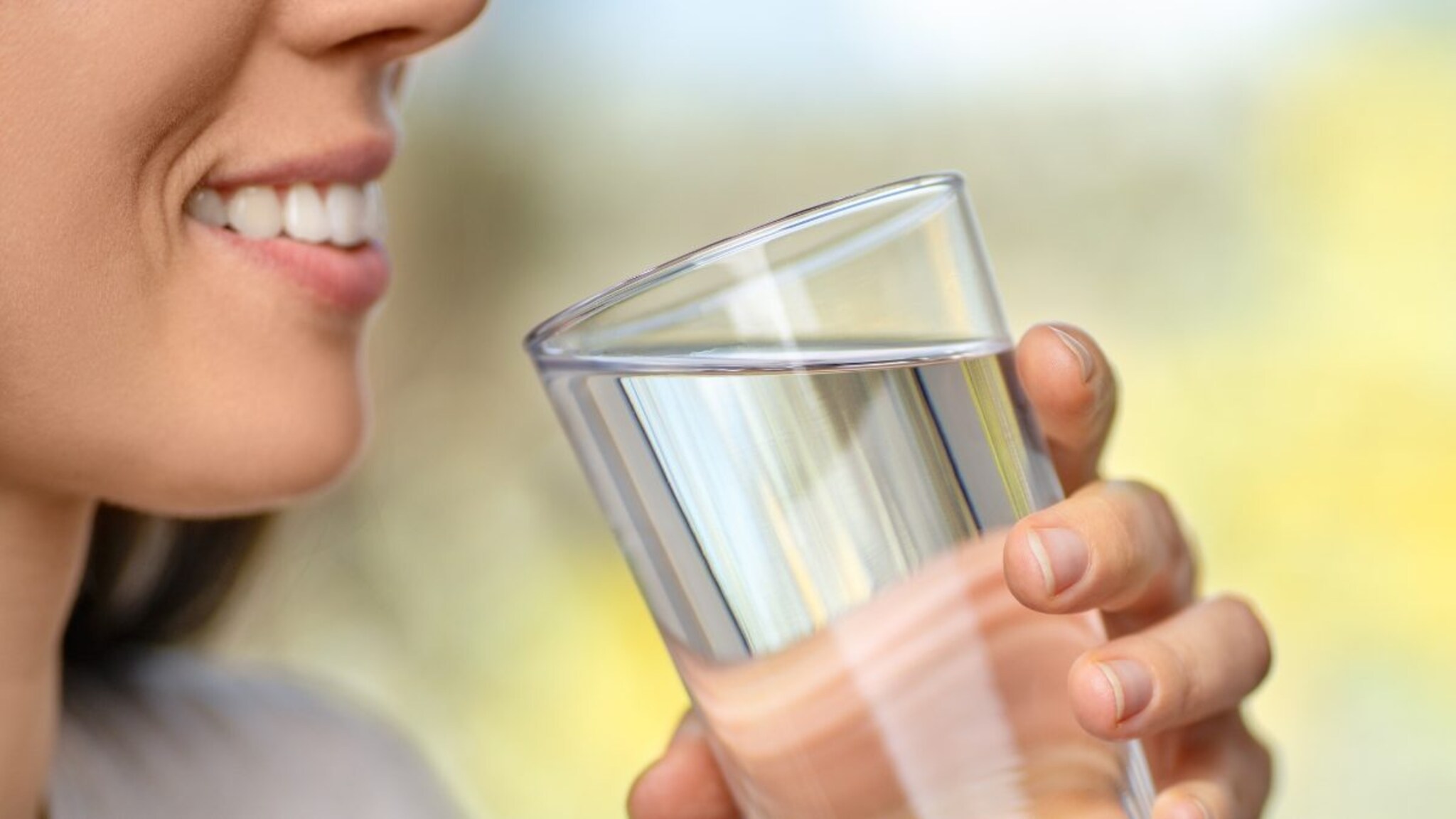 स्वतःला तंदुरुस्त ठेवायचंय? तर जाणून घ्या कधी आणि किती पाणी प्यावं; तज्ज्ञांनी दिलाय 'हा' सल्ला!