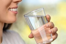 स्वतःला तंदुरुस्त ठेवायचंय? तर जाणून घ्या कधी आणि किती पाणी प्यावं; तज्ज्ञांनी दिलाय 'हा' सल्ला!