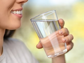 स्वतःला तंदुरुस्त ठेवायचंय? तर जाणून घ्या कधी आणि किती पाणी प्यावं; तज्ज्ञ...