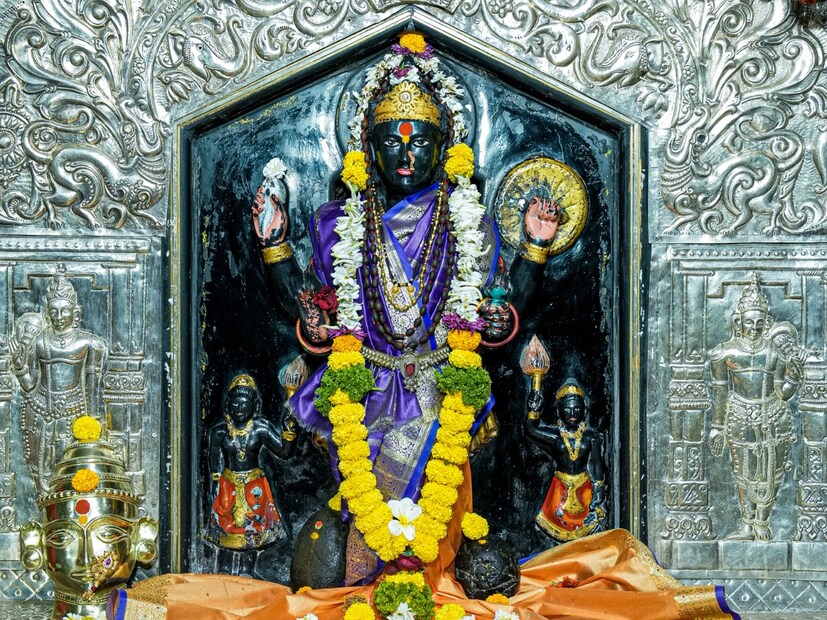  भुईंज येथील महालक्ष्मी देवीच्या मंदिरात नवरात्रीच्या दर्शनासाठी दररोज भाविकांची गर्दी वाढत आहे. गुरुवारपासून सुरू झालेला हा सूर्यकिरणांचा अभिषेक सोहळा सर्वांसाठीच एक पर्वणी ठरत आहे.  (Photo credit : Kunal Jadhav, Bhuinj)