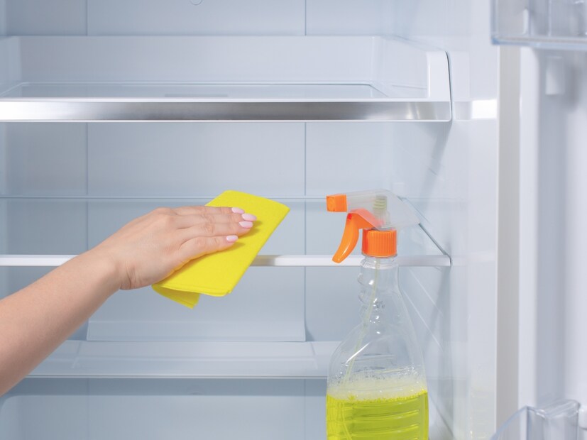  फ्रीजमधील घाण अन्न खराब करू शकते आणि आरोग्याच्या समस्याही निर्माण करू शकते. चला तर मग, तुमचा अस्वच्छ झालेला फ्रीज सहजपणे आणि पटकन कसा स्वच्छ करायचा, हे जाणून घेऊया.