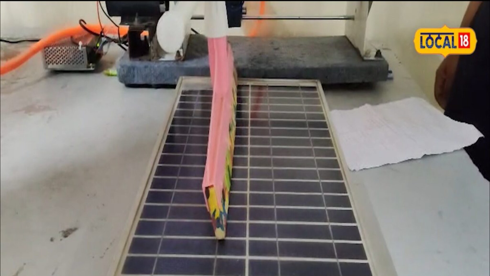 सोलार पॅनल स्वच्छ करणे झाले सोपे; सोलापुरातील विद्यार्थ्यांनी बनवला इनोव्हेटिव्ह क्लिनिंग डिवाइस