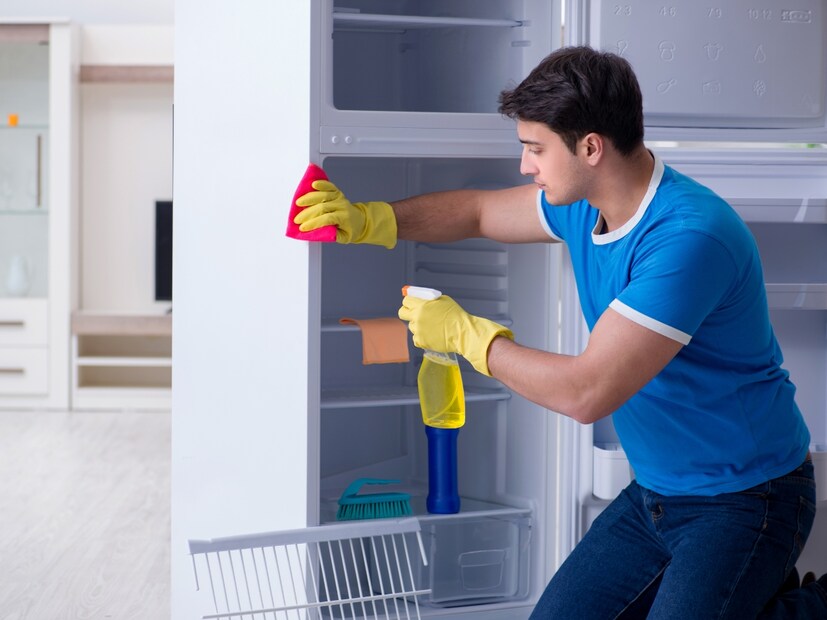  तयारी : सर्वात आधी, फ्रीजचा प्लग काढा आणि कॉर्ड बाजूला ठेवा. त्यानंतर, फ्रीजमधील संपूर्ण सामान बाहेर काढा. खराब झालेले अन्न असेल तर ते फेकून द्या.