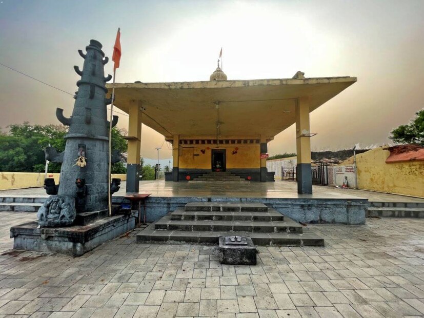 सूर्योदयाच्या वेळी सूर्यकिरण येण्यास सुरुवात झाली आणि बघता बघता पायापासून देवीच्या कपाळापर्यंत देवी सूर्यकिरणांनी न्हाऊन निघाली. या सोहळ्यानंतर भाविकांनी एकच जल्लोष केला.