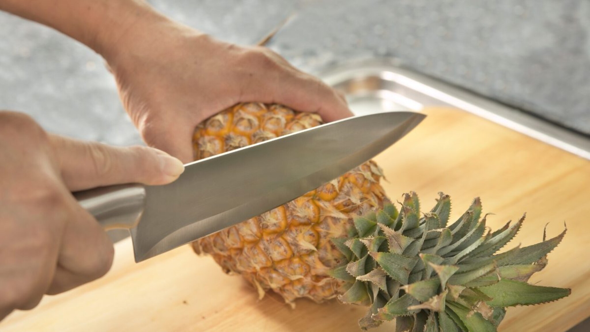 अननस कापणं वाटतंय कठीण? आता काळजी करू नका, 'या' एका ट्रिकने मिनिटांत होईल काम!