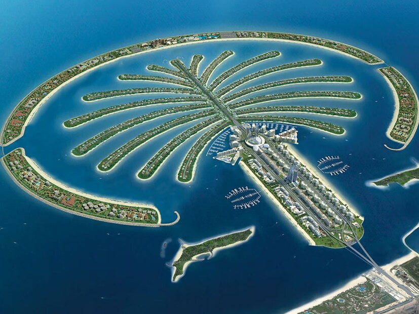  पाम आयलंड्स (Palm Islands) : पाम आयलंड्स ही मानवनिर्मित बेटे आहेत, जिथे आलिशान रिसॉर्ट्स आणि व्हिला आहेत. ती लाखो टन वाळू आणि दगडांचा वापर करून बांधली गेली आहेत. ही बेटे दुबईच्या अभियांत्रिकी कौशल्याचा पुरावा आहेत आणि जगभर प्रसिद्ध आहेत.