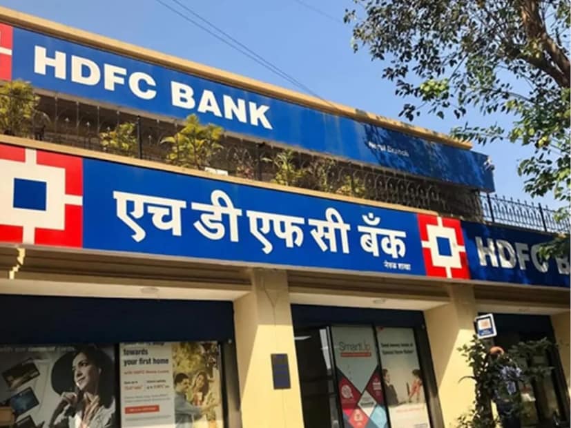  HDFC बँक : HDFC बँकही 9.99% पासून पर्सनल लोन ऑफर करते. 1 लाख रुपयांवर एका वर्षाची EMI 8791 रुपये बनते. मजबूत क्रेडिट स्कोअर असलेल्या ग्राहकांना येथे चांगली डील मिळू शकते.