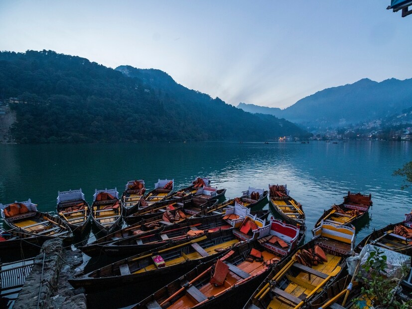  नैनिताल (Nainital) : नैनिताल आपल्या तलावांसाठी (lakes) आणि सुंदर दृश्यांसाठी प्रसिद्ध आहे. नैनी तलावामध्ये बोटिंगचा आनंद घ्यायचा असो, स्नो व्ह्यू पॉईंटला भेट द्यायची असो किंवा चहाच्या टपरीवर चहा प्यायचा असो, तुम्हाला जास्त खर्च येणार नाही. परवडणारी हॉटेल्स आणि स्थानिक वाहतूक असल्याने हे ठिकाण तुमच्या खिशाला फार जड होणार नाही.
