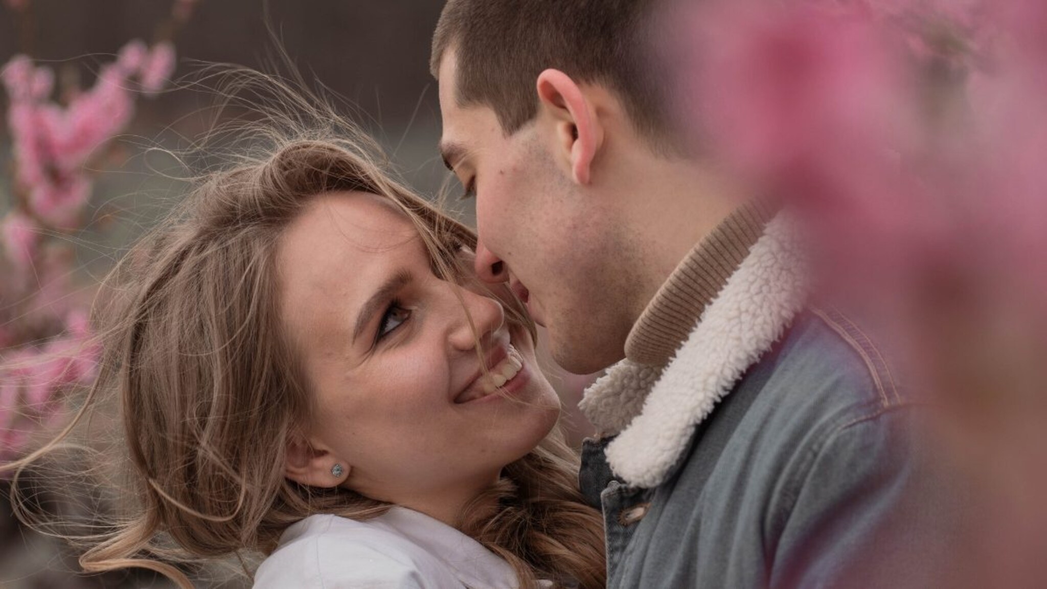 शारीरिक संबंधांनी नातं सुधारतं हे खरंय का? तज्ज्ञांच्या मते, "हे आहेत मजबूत नात्याचे खरे आधारस्तंभ"