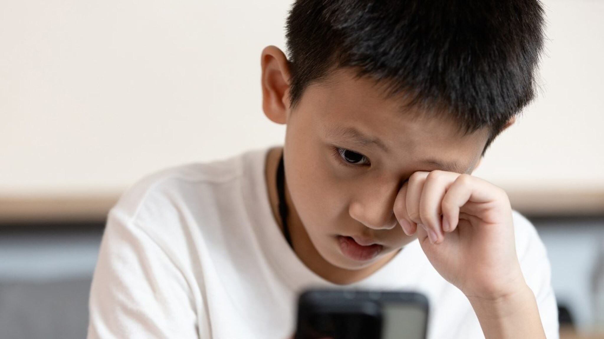 तुमच्या मुलालाही मोबाईलचं व्यसन लागलंय? फाॅलो करा 'या' 6 सोप्या टिप्स, मुलांचं आरोग्य अन् भविष्य राहील सुरक्षित!