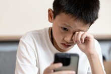 तुमचं मूलही मोबाईलचं व्यसनी झालंय? पालकांनो फाॅलो करा 'या' 6 प्रभावी टिप्स...