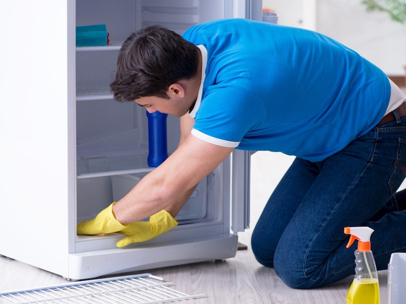  हट्टी डागांसाठी खास पेस्ट : जर एखादा हट्टी डाग (stubborn stain) निघत नसेल, तर त्यावर थोडे व्हिनेगर (Vinegar) लावा आणि स्पंजने स्वच्छ करा. व्हिनेगर जंतू मारण्यासही मदत करते. तुम्ही बेकिंग सोडा आणि व्हिनेगरची पेस्ट बनवून फ्रीजचा दरवाजा आणि इतर भाग स्वच्छ करू शकता.