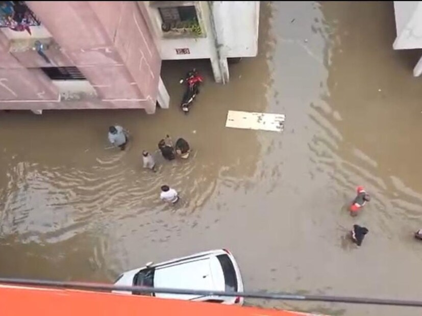  मुसळधार पावसामुळे वाळूज बजाज नगरातील अनेक सोसायट्यांमध्ये पाणी शिरले. सारा व्यंकटेश व सारा आकृती सोसायटींसह परिसरातील इतर सोसायट्यांमध्येही पाणी घरात घुसल्याने नागरिकांचे मोठे नुकसान झाले आहे.