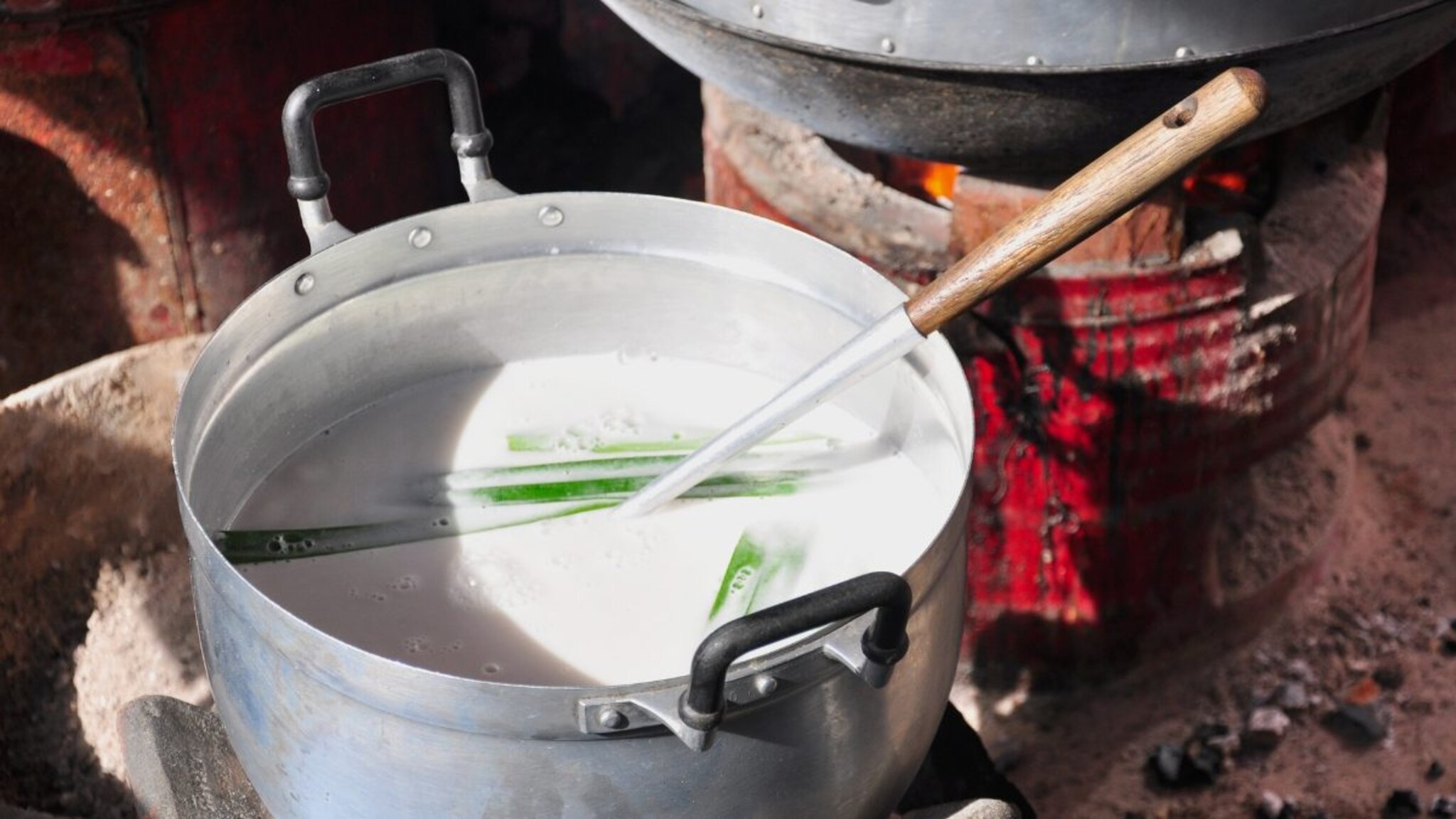 दूध उतू जाण्यापासून वाचवायचंय? वापरून बघा ‘या’ 5 सोप्या टिप्स; कधीच खराब होणार नाही दूध