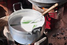 दूध उतू जाण्यापासून वाचवायचंय? वापरून बघा ‘या’ 5 सोप्या टिप्स; कधीच खराब होणार नाही दूध