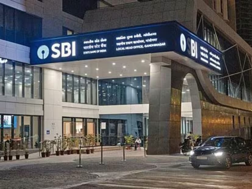  भारतीय स्टेट बँक (SBI) : SBI सर्वात स्वस्त सरकारी बँक आहे, जी 10.05% पासून पर्सनल लोन ऑफर करते. 1 लाख रुपयांवर एका वर्षाची EMI 8794 रुपये बनते. विश्वास आणि कमी व्याज दरामुळे SBI एक चांगला पर्याय आहे.