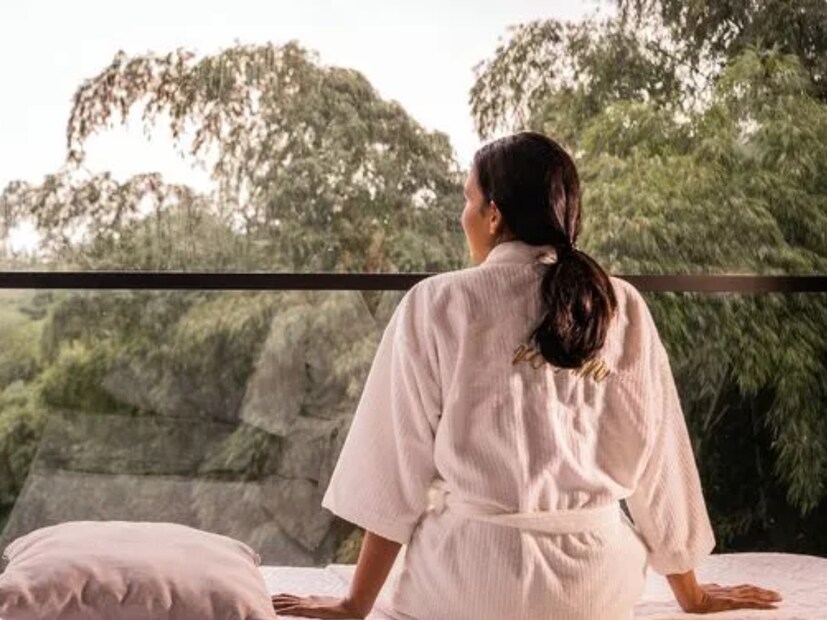  निरोगी आहार आणि हर्बल चहा : या प्रवासात झोपेला अनुकूल आहार योजना (sleep diet plans) आणि हर्बल चहा (herbal tea) उपलब्ध असतो, ज्यामुळे तुमचे झोपेचे चक्र (sleep cycle) सुधारते. यात कॅफिन आणि जड जेवण टाळण्याचा सल्ला दिला जातो.