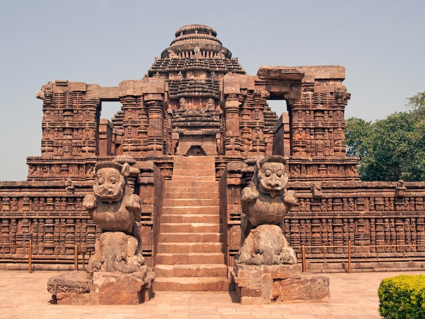  5) कोणार्क सूर्य मंदिर (कोणार्क, ओडिशा) : सूर्याच्या रथाच्या आकाराचे हे मंदिर दगडी कोरीव कामाचे एक उत्कृष्ट नमुना आहे. त्याची चक्रे, पौराणिक जीवजंतू आणि नर्तक सूर्योदय किंवा सूर्यास्ताच्या वेळी जिवंत होतात. वाइड-अँगल शॉट्समध्ये समुद्रकिनाऱ्यावरील मंदिराचा विशाल विस्तार दिसून येतो आणि त्याची भव्य कारागिरी तुमचे मन वेधून घेते.