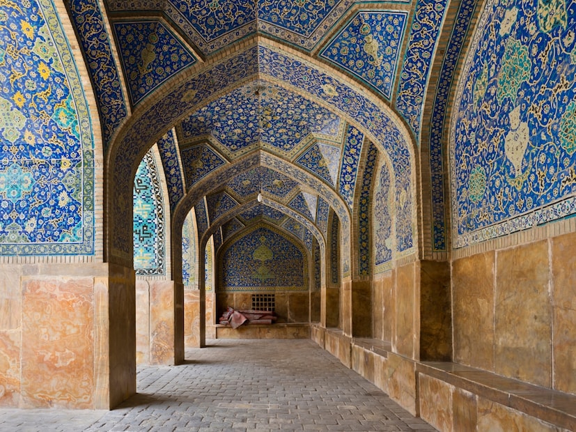  कला आणि ऐतिहासिक वारसा : कला आणि ऐतिहासिक वारसा (historical heritage) आवडणाऱ्यांसाठी इराण स्वर्गासारखा आहे. येथील भव्य मशिदी, प्राचीन राजवाडे आणि रंगीबेरंगी बाजारपेठा तुम्हाला येथील इतिहास आणि संस्कृतीत पूर्णपणे रमवून टाकतील. छायाचित्रणासाठी येथे अनेक अप्रतिम ठिकाणे आहेत.