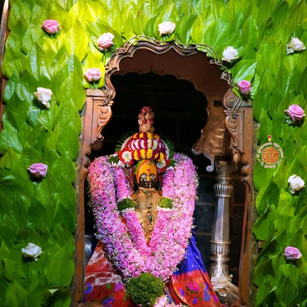 नवरात्र काळात मंदिरात महापूजा आणि धार्मिक विधी केले जातात. देवीला पवित्र दही आणि दुधासह पंचामृत अभिषेक केला जातो.देवीला नैवेद्य अर्पण केला जातो, यामध्ये विशेषतः पुरणपोळीचा महानैवेद्य दाखवला जातो. देवीची कृपा प्राप्त करण्यासाठी कुमारीका किंवा सवाष्ण महिलांना भोजन दिले जाते.
