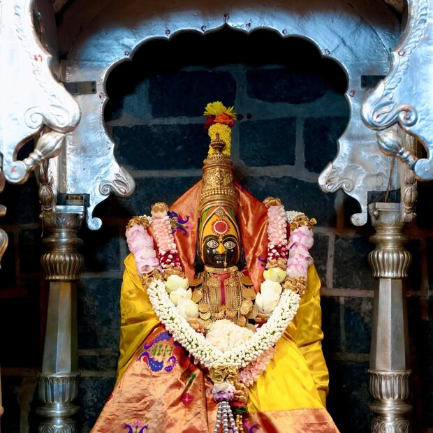 नवरात्रीच्या नऊ दिवसांत देवीची दररोज नित्य उपचार महापूजा होते. तसेच, दररोज विविध प्रकारचे अलंकार (श्रृंगार) पूजा केली जाते, ज्यामुळे देवीच्या विविध रूपांचे दर्शन घडते.