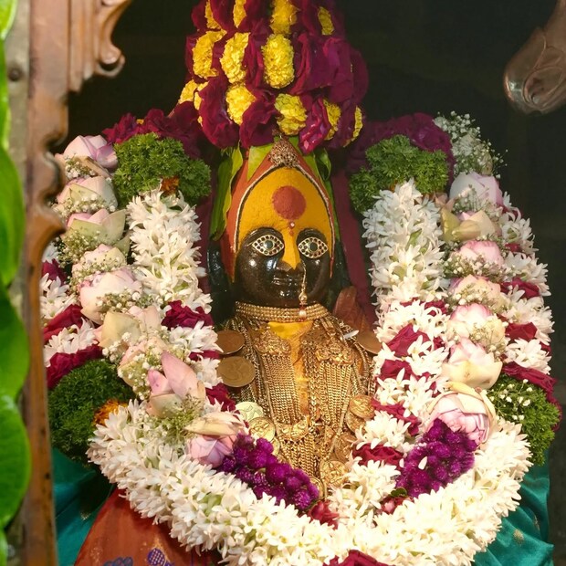 काही प्रमुख अलंकार पूजा - रथ अलंकार महापूजा (बहुधा पंचमीला - ललिता पंचमी), मुरळी अलंकार महापूजा, शेष अलंकार महापूजा(शेषशायी रूप), भवानी तलवार अलंकार महापूजा, महिषासुरमर्दिनी अलंकार महापूजा (दुर्गाष्टमीला)