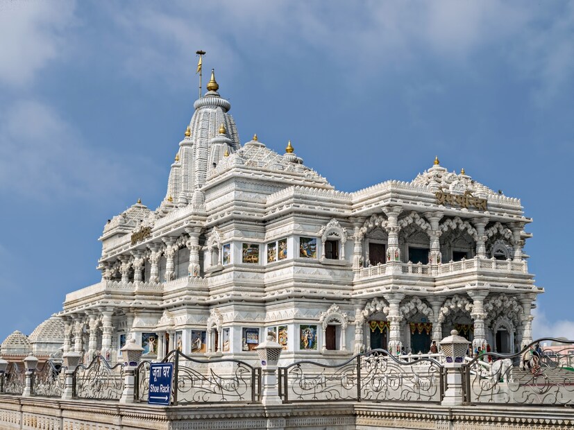  मथुरा-वृंदावन (Mathura-Vrindavan) : जर तुम्ही धार्मिक सहलीचा (religious trip) विचार करत असाल, तर मथुरा आणि वृंदावन हे सर्वात स्वस्त आणि चांगले पर्याय आहेत. येथे तुम्ही श्री कृष्ण जन्मभूमी, इस्कॉन मंदिर आणि बांके बिहारी मंदिराला भेट देऊ शकता. ट्रेन किंवा बसने येथे पोहोचणे सोपे आणि स्वस्त आहे आणि येथील स्थानिक खाद्यपदार्थही स्वस्त आहेत.