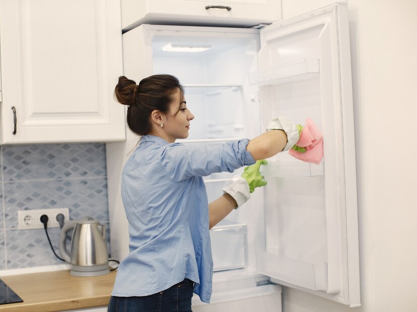  फ्रीजमधील दुर्गंधी कशी कमी कराल? : जर तुमच्या फ्रीजमधून दुर्गंधी (smell) येत असेल, तर एका भांड्यात बेकिंग सोडा ठेवून तो काही तास फ्रीजरमध्ये किंवा फ्रीजच्या आत ठेवा. बेकिंग सोडा दुर्गंधी शोषून घेतो, ज्यामुळे फ्रीजमधून येणारा वास कमी होण्यास मदत होते.