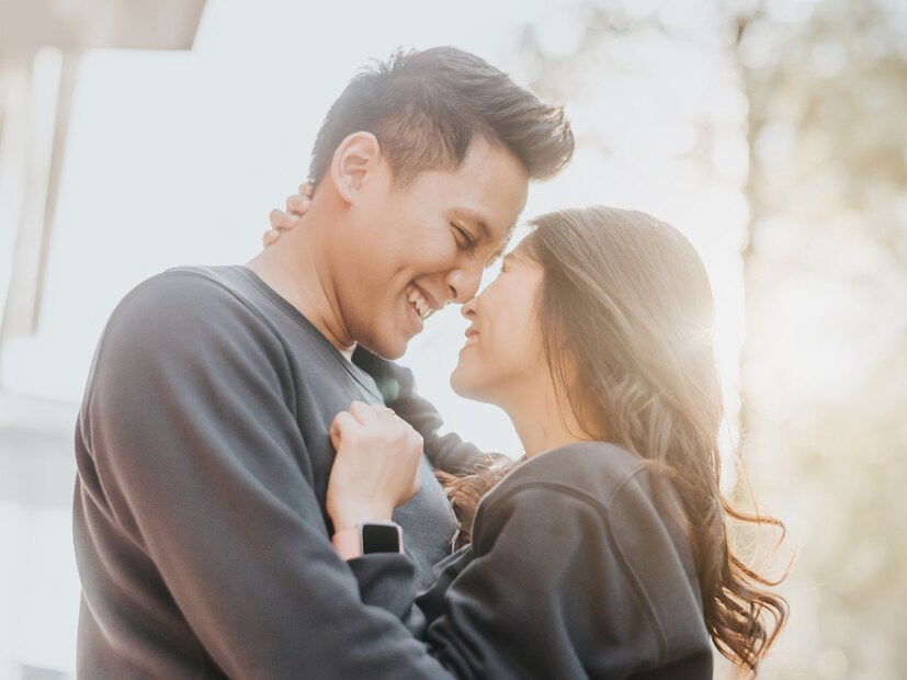  सर्वात आधी भावनिक जोडणी (emotional connection) मजबूत करणे महत्त्वाचे आहे. जेव्हा जोडीदारांना एकमेकांसोबत आरामदायक वाटते आणि ते एकमेकांना समजून घेतात, तेव्हा शारीरिक संबंधही आरामदायक आणि समाधानकारक बनतात. यामुळे नातेसंबंध निरोगी आणि स्थिर राहतात.