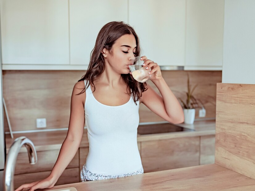  तहान लागल्यावरच प्या : तुम्हाला तहान लागली असेल तेव्हा नक्कीच पाणी प्या, पण जबरदस्तीने किंवा प्रमाणापेक्षा जास्त पाणी पिऊ नका. जास्त पाणी प्यायल्यास मूत्रपिंडावर (kidneys) दबाव येतो आणि इलेक्ट्रोलाइट्स (electrolytes) पातळ होतात, ज्यामुळे उलट थकवा येऊ शकतो.