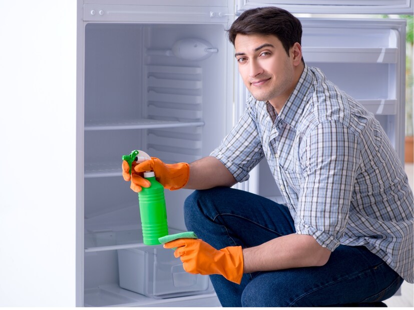  जास्त घाण जमा होऊ नये म्हणून तुम्ही महिन्यातून एकदा तुमचा संपूर्ण फ्रीज व्यवस्थित स्वच्छ केला पाहिजे. फ्रीजमध्ये खराब झालेले अन्न जास्त काळ ठेवणे टाळावे. नेहमी अन्न झाकून ठेवा.