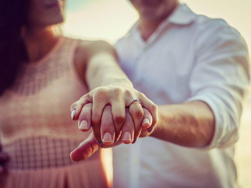  पालकत्वाविषयी प्रश्न (Parenting) : लग्नापूर्वी पार्टनरसोबत याबद्दल स्पष्ट चर्चा करा. तुम्हाला मुले हवी आहेत की नाही, किती आणि कधी, याबाबत स्पष्टता ठेवा. तसेच, मुलांना कसे वाढवायचे आहे, यावरही चर्चा करा.