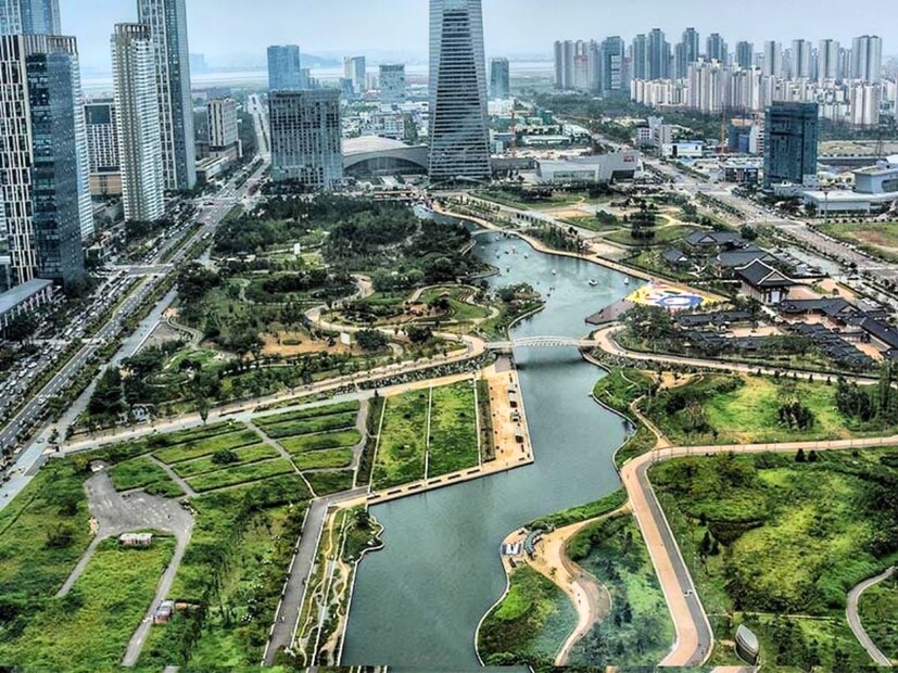  सोंग्दो स्मार्ट सिटी (Songdo Smart City) : सोंग्दो स्मार्ट सिटी समुद्रात भराव घालून तयार केलेल्या जमिनीवर बांधले आहे. यात उच्च तंत्रज्ञान, हिरवीगार जागा आणि पर्यावरणपूरक सुविधा आहेत. योग्य नियोजन आणि अभियांत्रिकीने भविष्यातील शहरे कशी बनवता येतात, याचे हे एक उत्तम उदाहरण आहे.