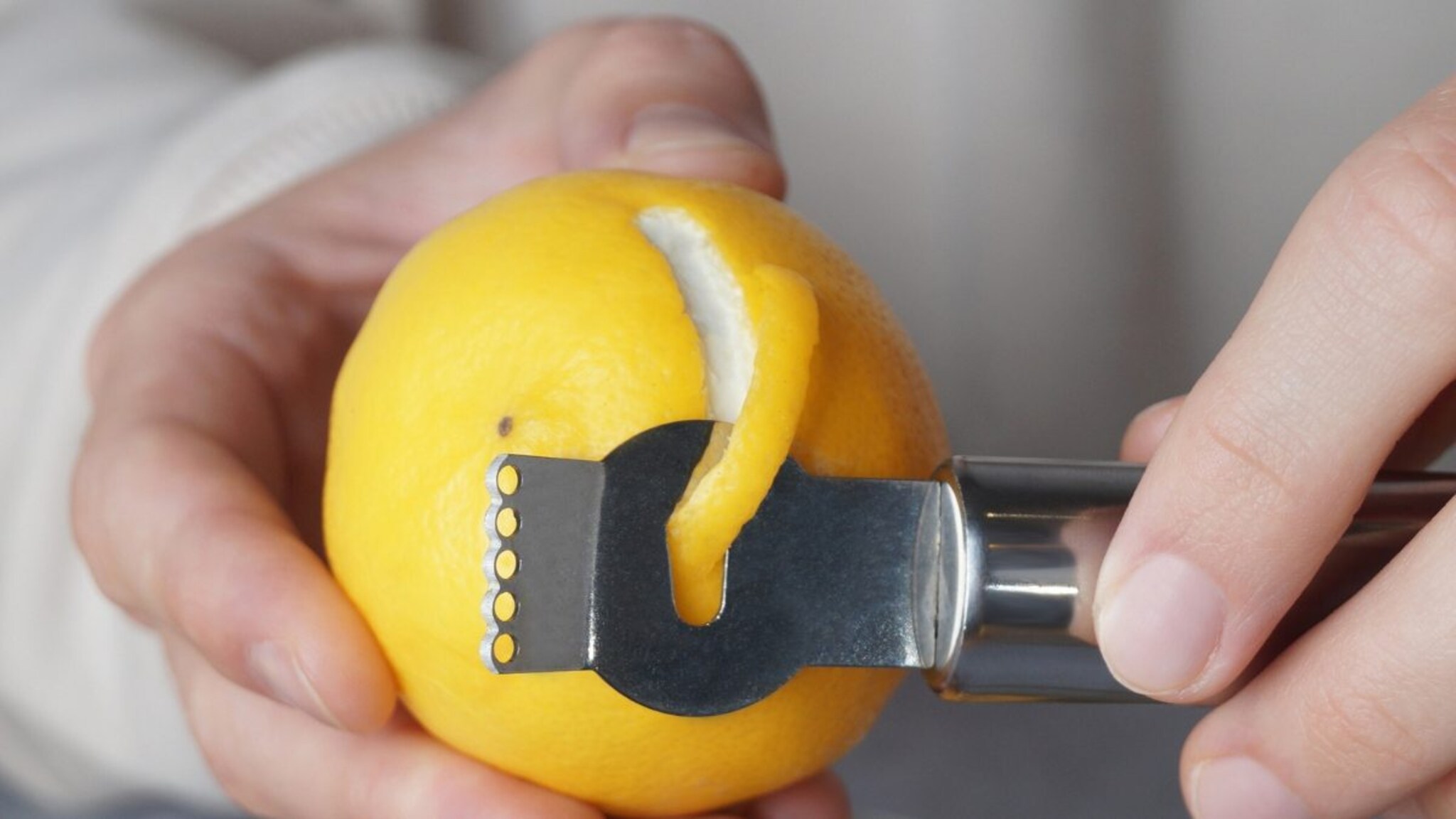 लिंबाची साल कचरा नव्हे, 'खजिना' आहे! पैशांची बचत आणि घर चमकवणारे 'हे' 6 जबरदस्त उपयोग वाचा!