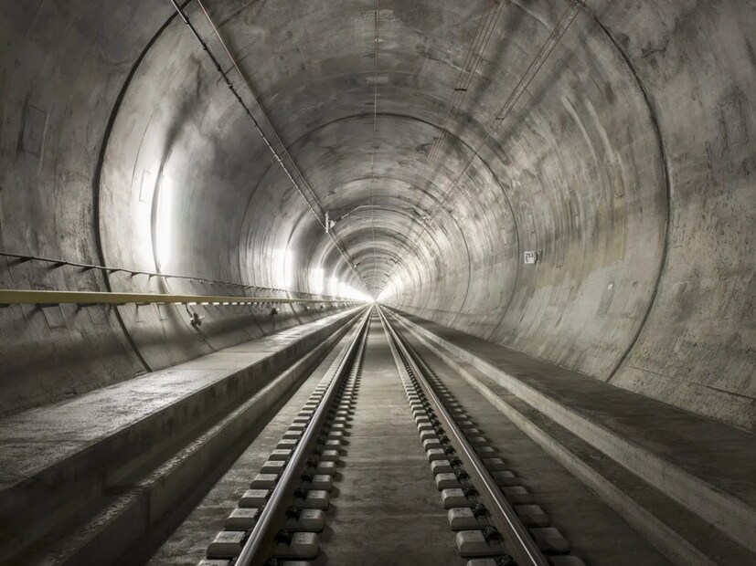  गॉथर्ड बेस टनेल (Gotthard Base Tunnel) : 'गॉथर्ड बेस टनेल' 57.1 किलोमीटर लांबीचा असून स्विस आल्प्स पर्वताच्या खालून जातो. 2016 मध्ये पूर्ण झालेल्या या बोगद्यामुळे युरोपमधील प्रवासाचा वेळ खूप कमी झाला. हा एक तांत्रिकदृष्ट्या खूप कठीण प्रकल्प होता.