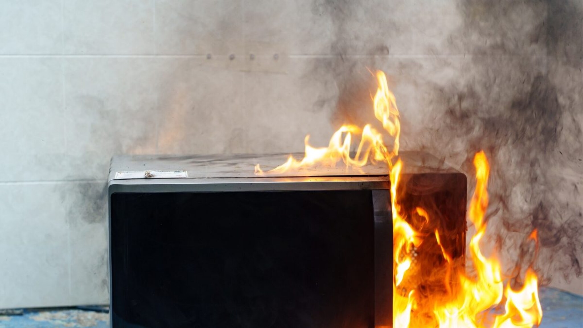 Kitchen Safety : मायक्रोवेव्ह ओव्हनमध्ये चुकूनही ठेवू नका 'या' 5 गोष्टी, अन्यथा होईल मोठा स्फोट!