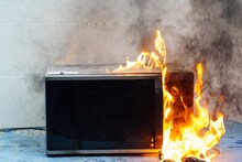 Kitchen Safety : मायक्रोवेव्ह ओव्हनमध्ये चुकूनही ठेवू नका 'या' 5 गोष्टी, अन्यथा होईल मोठा स्फोट!