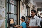 तिकिटासाठी दिले 500 रुपये, महिला क्लर्कनं केलं असं काही की प्रवाशाची उडाली झोप