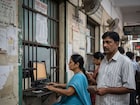तिकिटीसाठी दिले 500 रुपये, महिला क्लर्कनं केलं असं काही की प्रवाशाची उडाली झोप