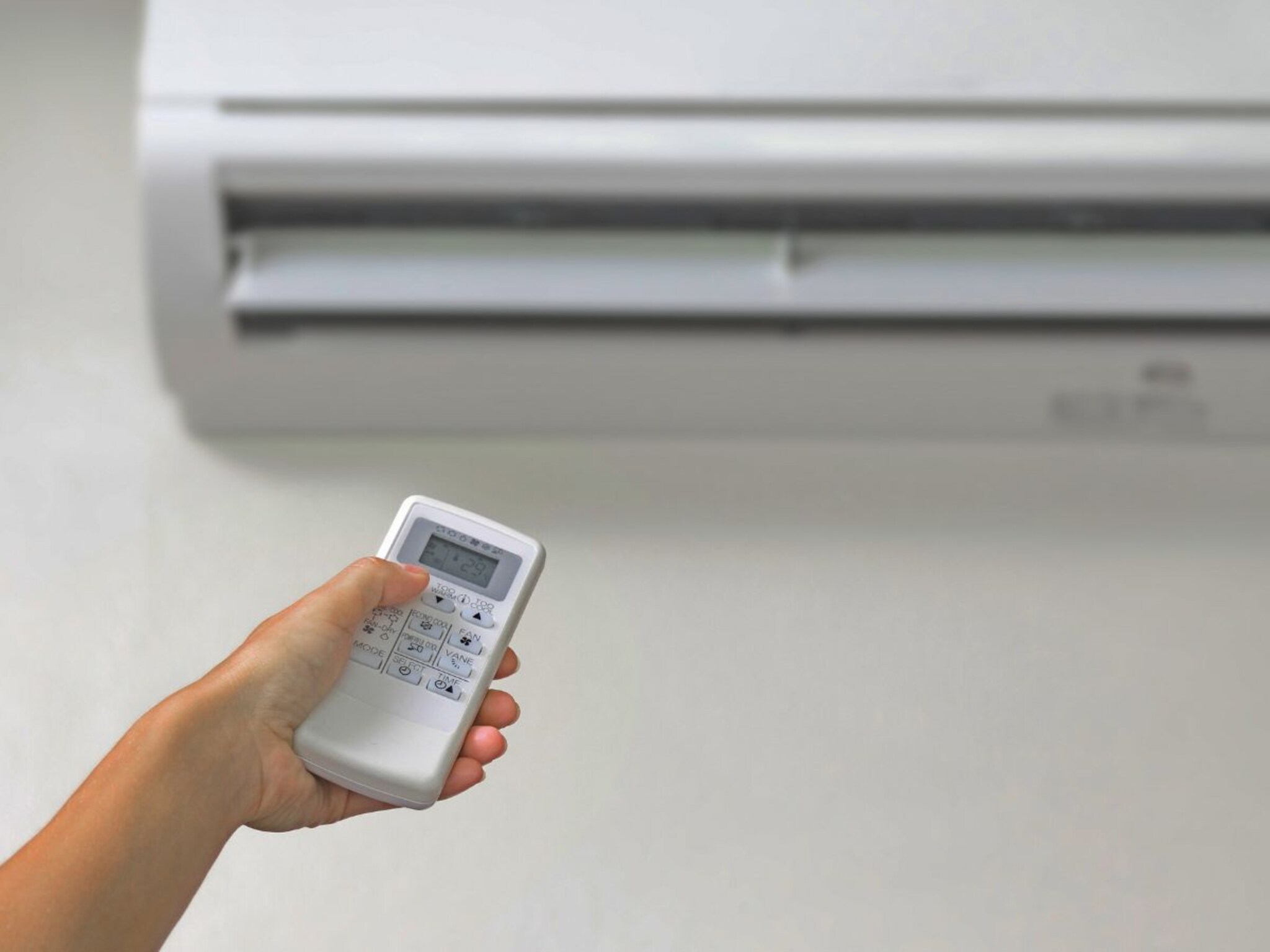 खरंच थंडीत AC कमी किंमतीत मिळतो का? विकत घेण्याआधी 'या' गोष्टी आधी समजून घ्या