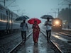 रेल्वे रुळ ओलांडताना हातात असते का छत्री? सावधान! हे किती धोकादायक हे एकदा वाचाच