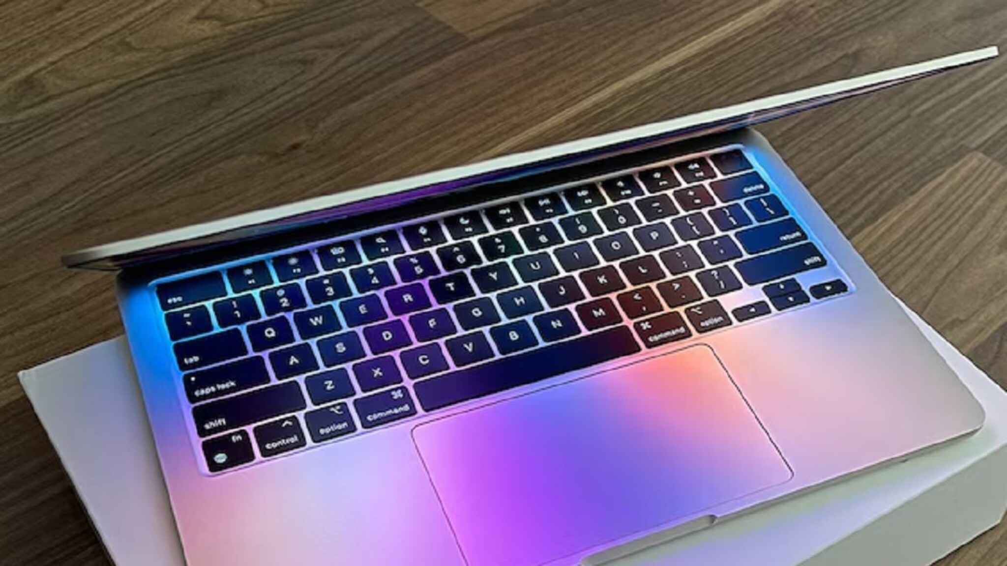 Amazon सेलमध्ये ₹35 हजारांहून कमीमध्ये मिळतोय पॉवरफू लॅपटॉप! मॅकबुकही स्वस्त