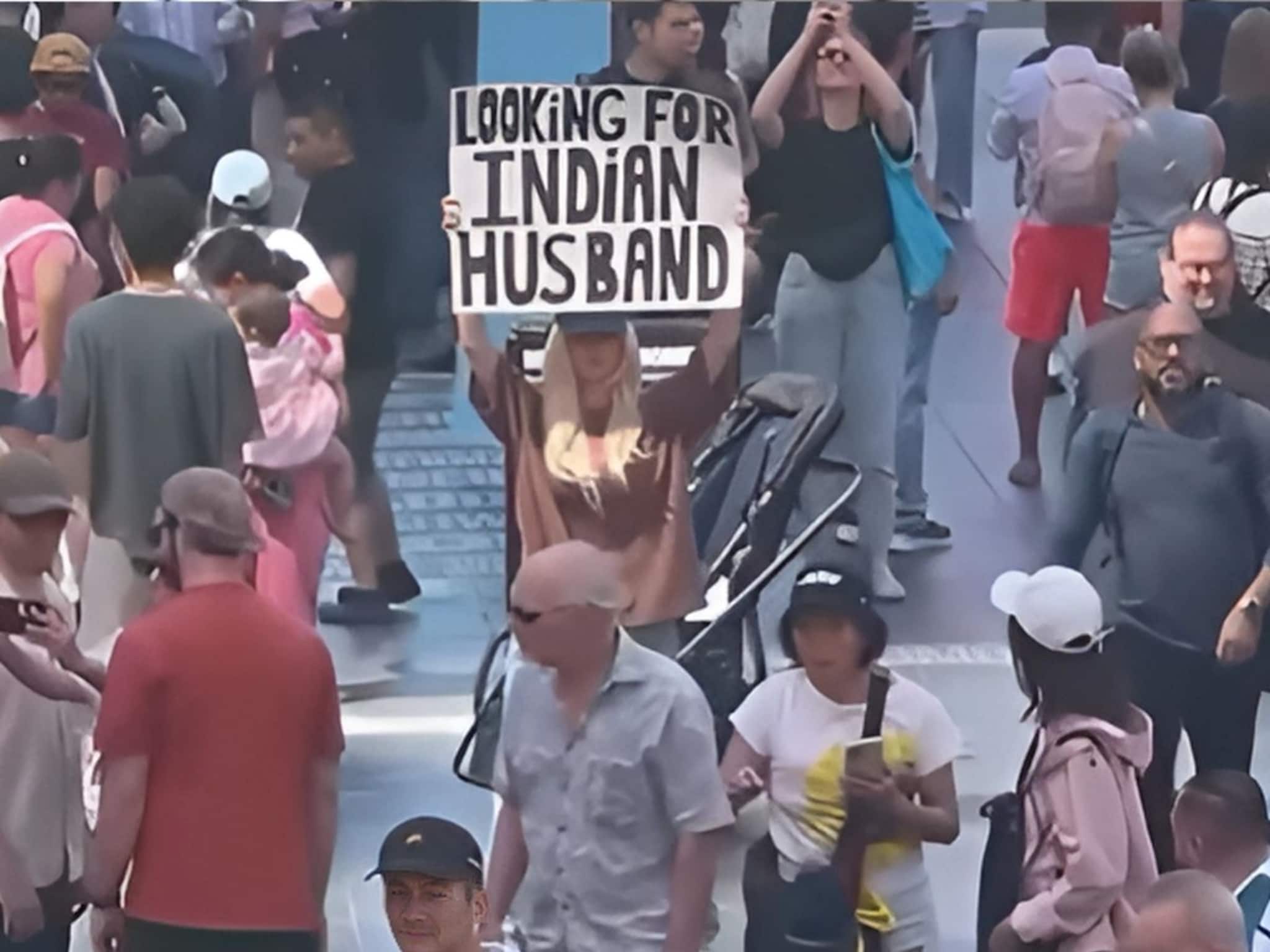 भारतीय नवरा हवाय! हातात बोर्ड घेऊन फिरतेय अमेरिकन तरुणी